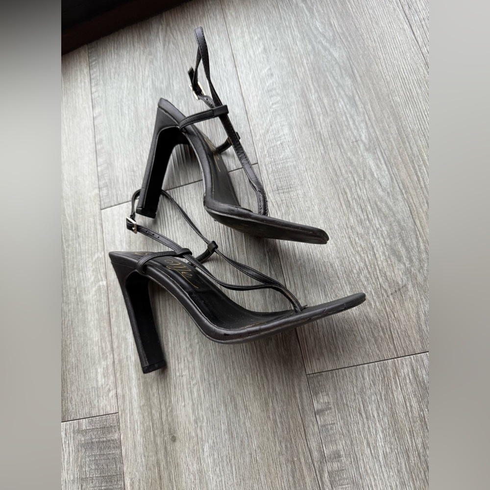 So Me Black Strappy Toe-Loop Heeled Sandals size 7 comes with gift. - Picture 5 of 16